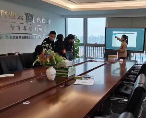 百业云科技公司86寸案例