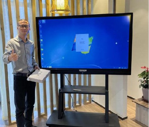 蔚蓝商务港运营中心75寸案例