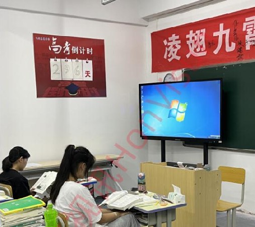 某学院高考冲刺班65寸教学一体机